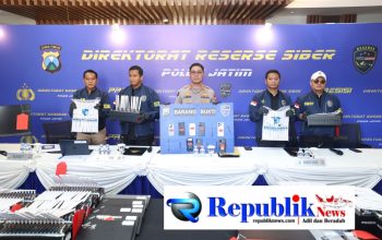 Foto: Polda Jatim ungkap dugaan penyalahgunaan data.