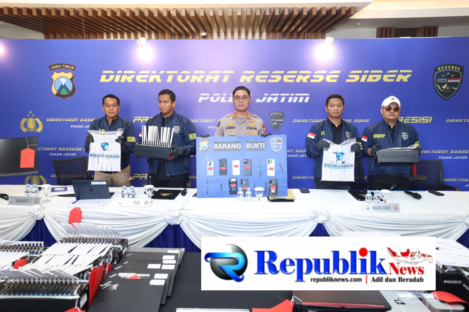 Foto: Polda Jatim ungkap dugaan penyalahgunaan data.