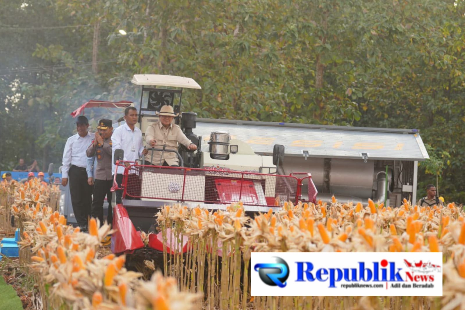 Foto : Presiden Prabowo dan Kapolri panen raya jagung nasional di Tuban.