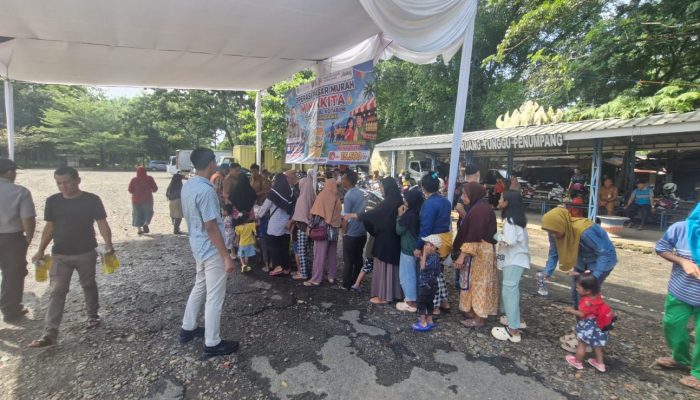 Sat Intelkam Polres Lampung Utara Pantau Operasi Pasar Minyak Goreng Minyak Kita di Pasar Sentral Kotabumi