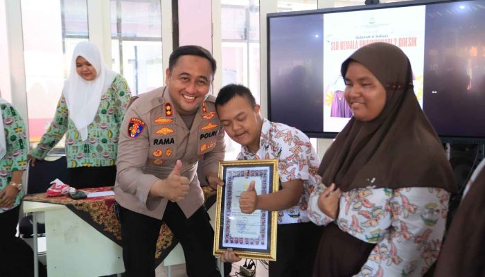 Wujud Kepedulian, Kapolres Gresik dan Ketua Bhayangkari Beri Apresiasi Guru serta Siswa Berprestasi SLB Kemala Bhayangkari 2
