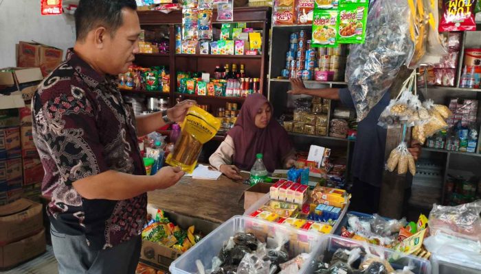 Satgas Pangan Polres Lampung Utara Cek Harga Minyak Kita di Pasar Candimas