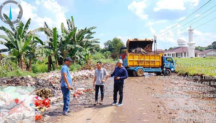 DLH Lampung Utara Respon Cepat Keluhan Warga, Kerahkan Alat Berat Bersihkan Tumpukan Sampah di Kotabumi Ilir