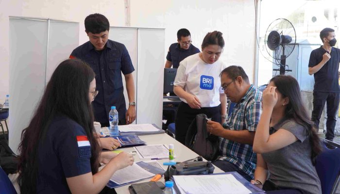 Layanan Paspor Simpatik Imigrasi Bitung dan BRI Diserbu Warga di Megamas Manado