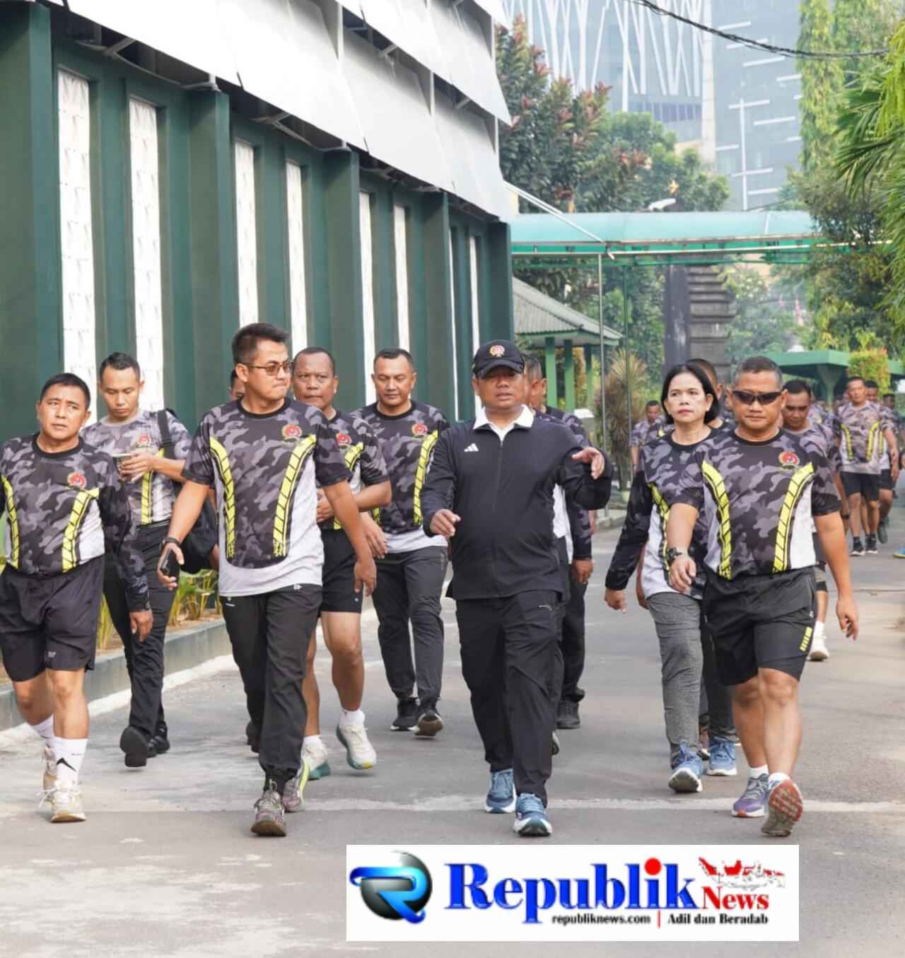 Foto : Bentuk apresiasi satuan ,Danrem membagikan bingkisan Idul Adha.