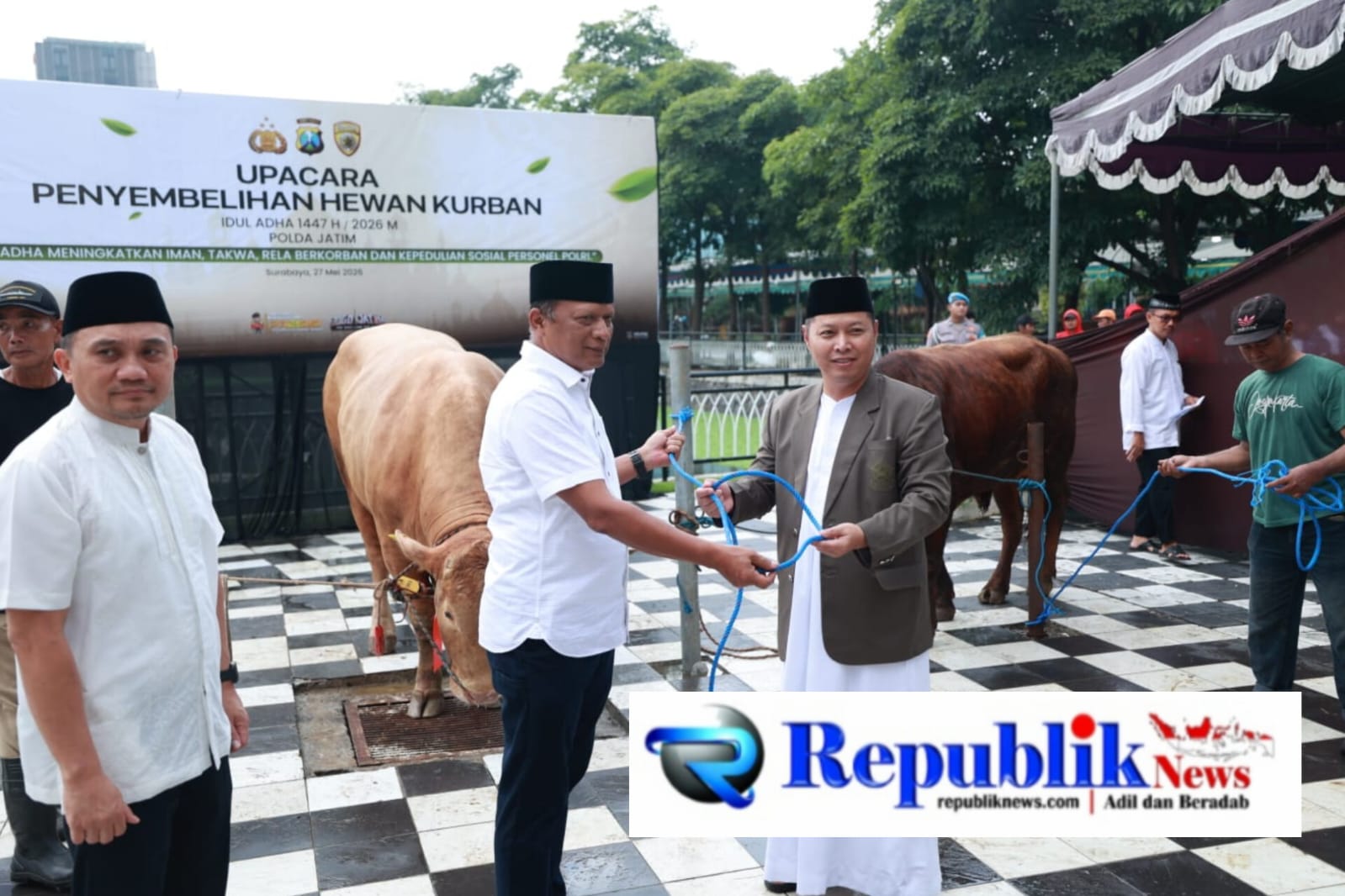 Foto : Polda Jatim menyalurkan ratusan hewan ternak .