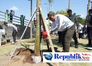 Foto : Korem Bhaskara Jaya bersama ribuan warga gotong royong menanam pohon memperingati hari lingkungan hidup.