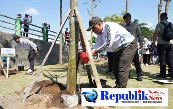 Foto : Korem Bhaskara Jaya bersama ribuan warga gotong royong menanam pohon memperingati hari lingkungan hidup.