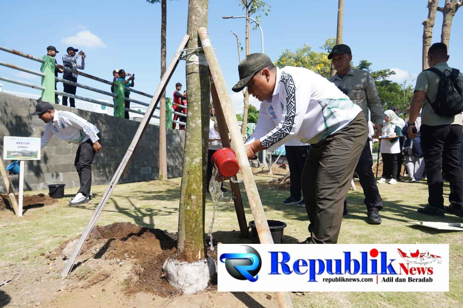 Foto : Korem Bhaskara Jaya bersama ribuan warga gotong royong menanam pohon memperingati hari lingkungan hidup.