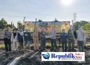 Foto : Kapolsek Wonoayu,AKP Krisna Hadi Widyanto bersama Gapoktan menanam jagung.
