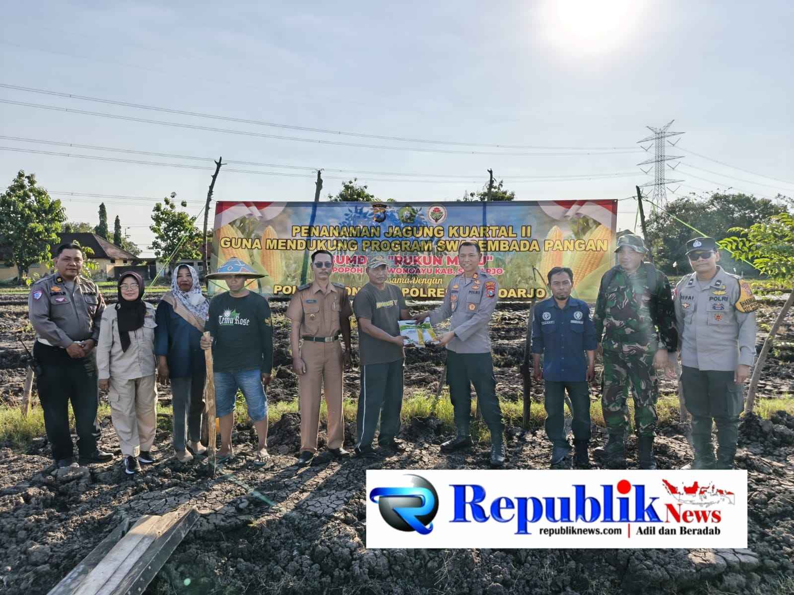 Foto : Kapolsek Wonoayu,AKP Krisna Hadi Widyanto bersama Gapoktan menanam jagung.