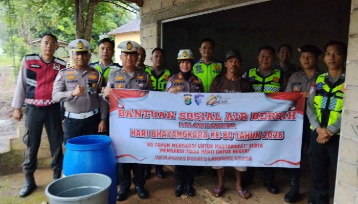 Sambut Hari Bhayangkara ke-80, Polres Lampung Utara Salurkan Bantuan Air Bersih ke Warga