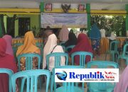 Foto : Warga desa Pepe Sedati terima bantuan pangan dan beras serta minyak.