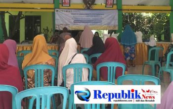 Warga Desa Pepe Sedati Antusias Terima Bantuan Pangan Beras dan Minyak Goreng