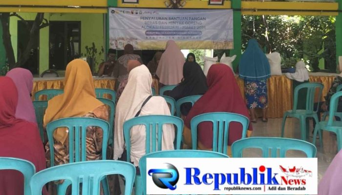 Warga Desa Pepe Sedati Antusias Terima Bantuan Pangan Beras dan Minyak Goreng