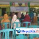 Warga Desa Pepe Sedati Antusias Terima Bantuan Pangan Beras dan Minyak Goreng