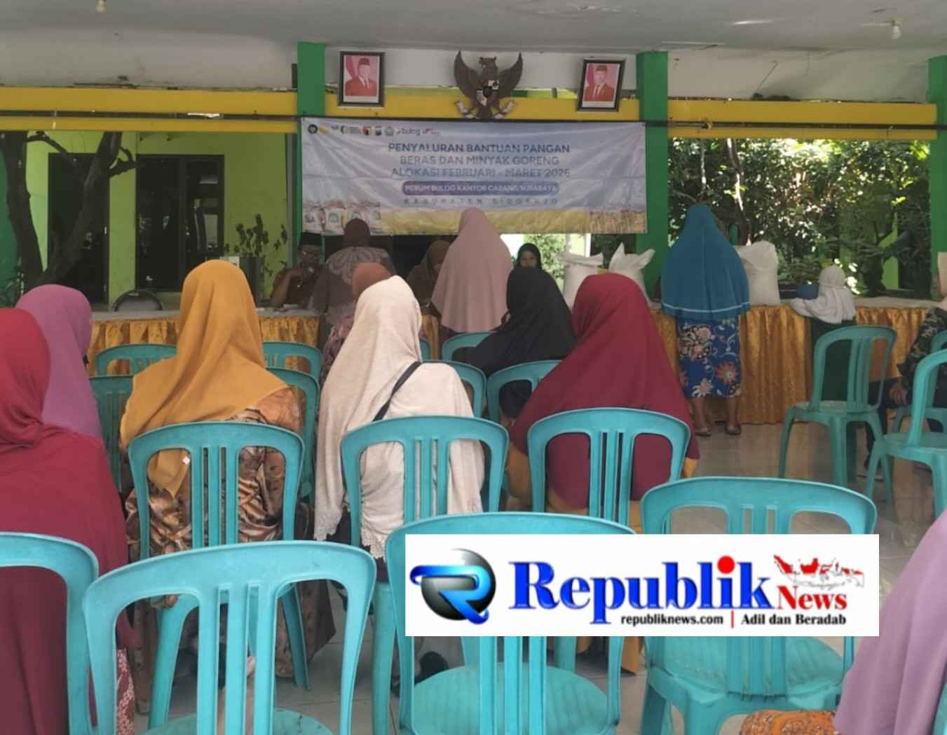 Foto : Warga desa Pepe Sedati terima bantuan pangan dan beras serta minyak.