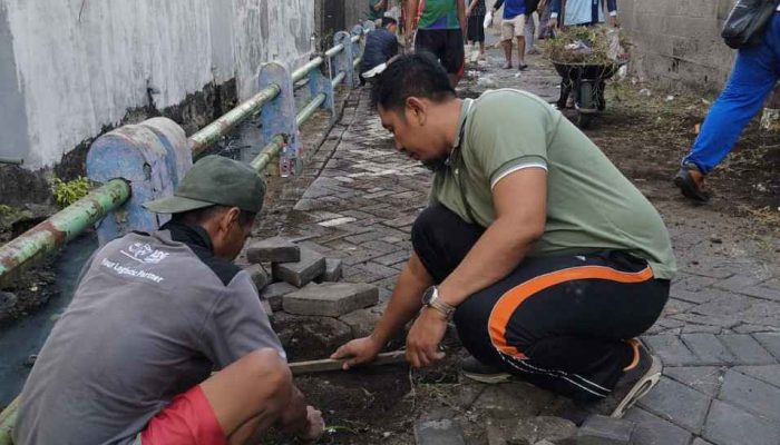 Warga RW 01 Rungkut Tengah Guyub Rukun Kerja Bakti Bersihkan Kampung