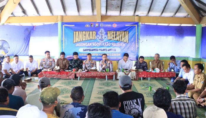 Dengar Aspirasi Nelayan Pesisir, Kapolres Gresik Gelar Jangkar, Bakti Kesehatan dan Salurkan Bantuan Keselamatan Laut