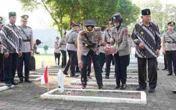 Jelang Hari Bhayangkara ke-80, Polresta Sidoarjo Ziarah dan Tabur Bunga di Makam Pahlawan