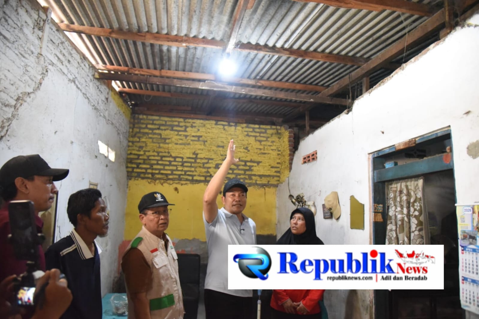 Foto : Bupati Sidoarjo,H.Subandi meminta Baznas segera merenovasi empat rumah warga desa Pabean.