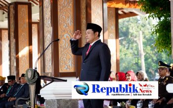 Foto : Bupati Sidoarjo,H.Sibandi menjadi inspektur upacara hari lahir Pancasila.