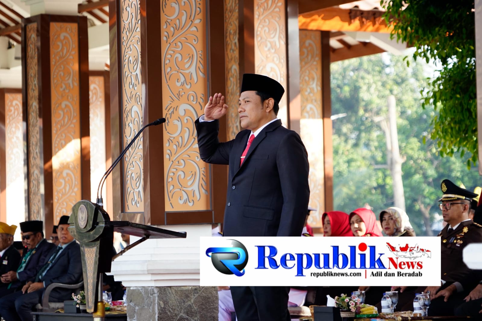 Foto : Bupati Sidoarjo,H.Sibandi menjadi inspektur upacara hari lahir Pancasila.
