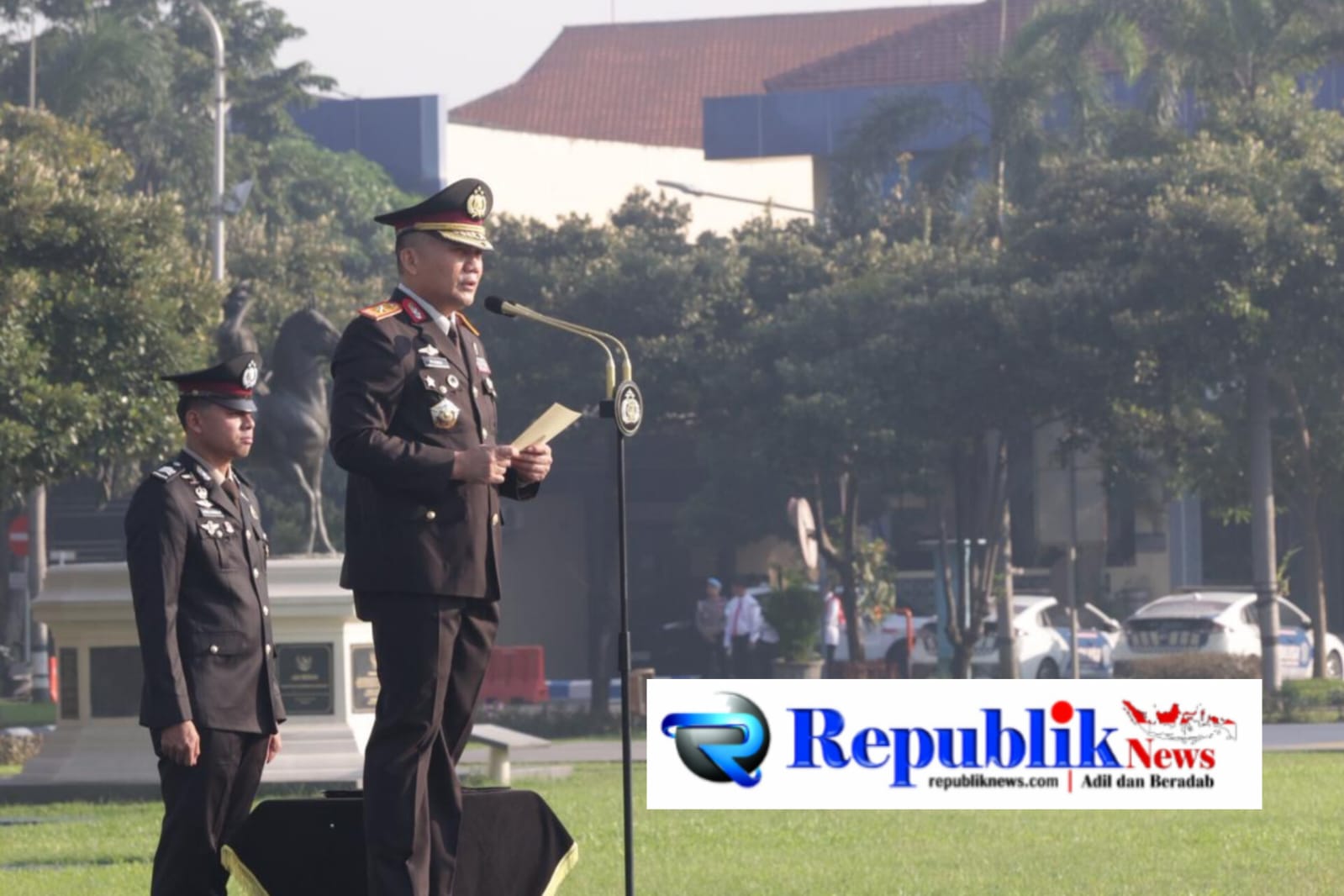 Foto : Wakapolda Jatim,Brigjen Pol .Dr.Pasma Royce ,S.I.K.,M.H. menjadi inspektur upacara hari lahir Pancasila.