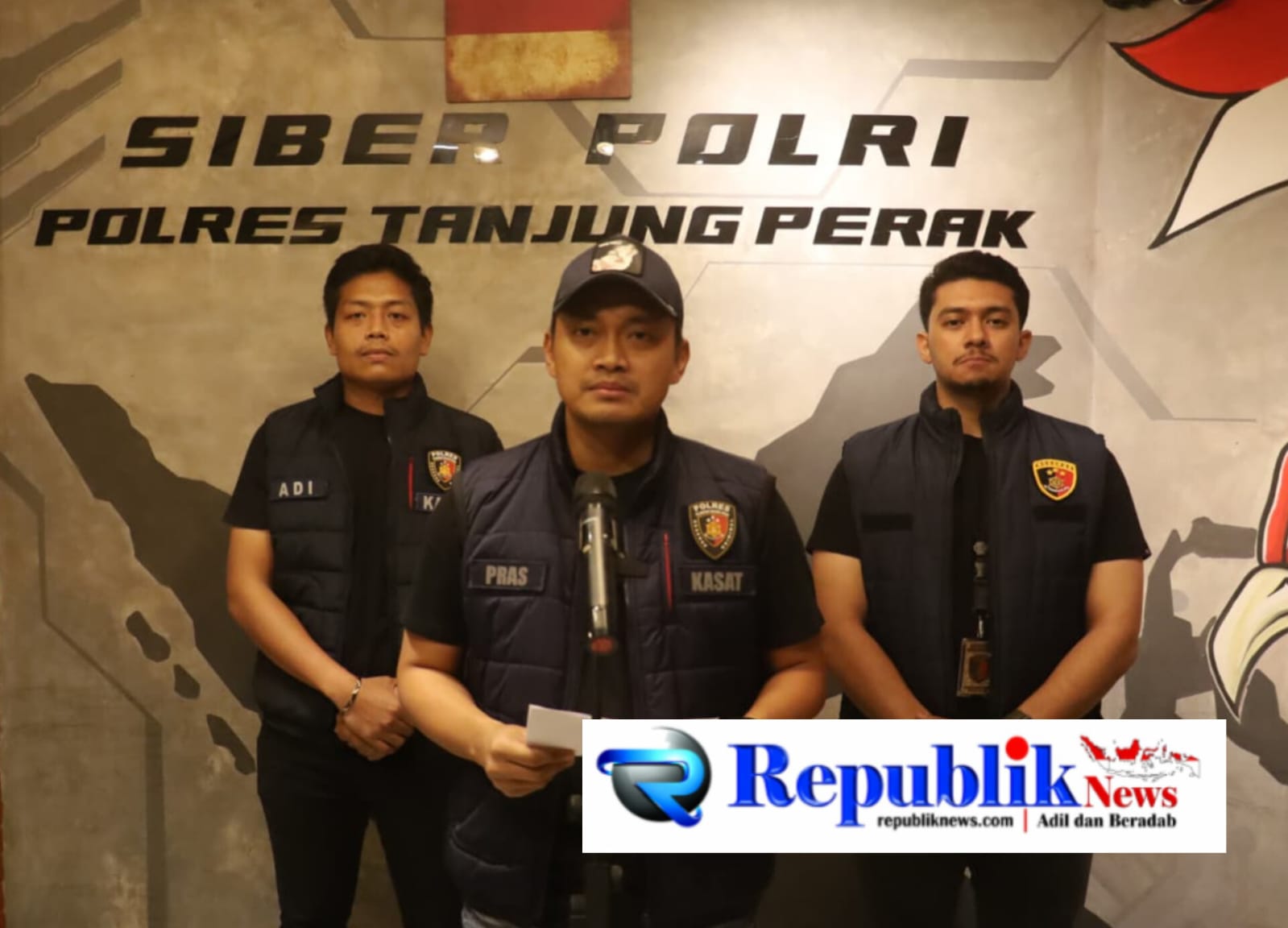 Foto : Polres pelabuhan tanjung perak mengamankan terduga pelaku pemerasan Sopir truk yang viral di medsos.