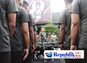 Foto : Danrem 084/BJ Brigjen TNI Kohir,membagikan topi spesial edisi khusus.