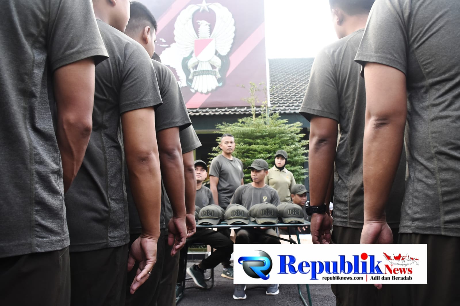 Foto : Danrem 084/BJ Brigjen TNI Kohir,membagikan topi spesial edisi khusus.