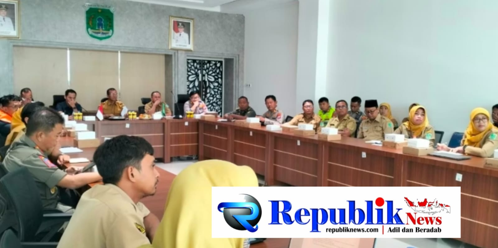 Foto : Sekda Pasuruan memimpin rapat lintas sektor .