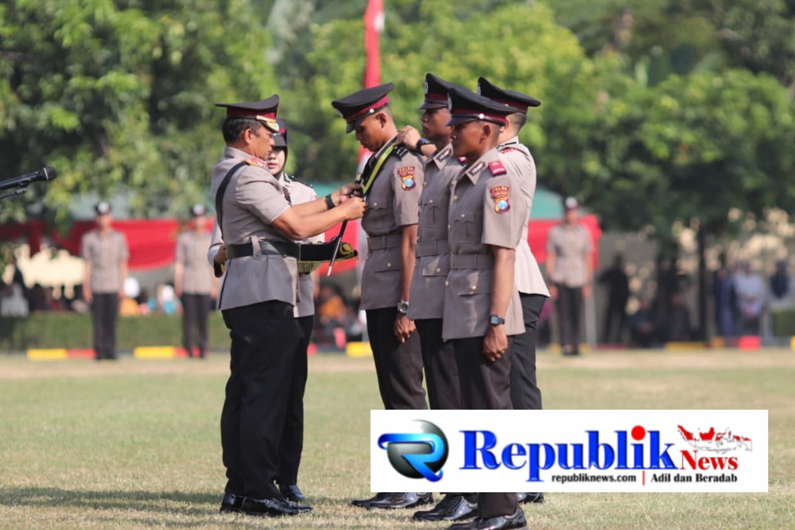 Foto : Kapolda Jatim,Irjen Nanang Avianto ,M.S.i melantik 971 Bintara remaja lulusan SPN Polda Jatim.