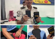 Foto : Warga binaan lapas Sidoarjo Kelas IIA memproduksi pembuatan cover pasport.