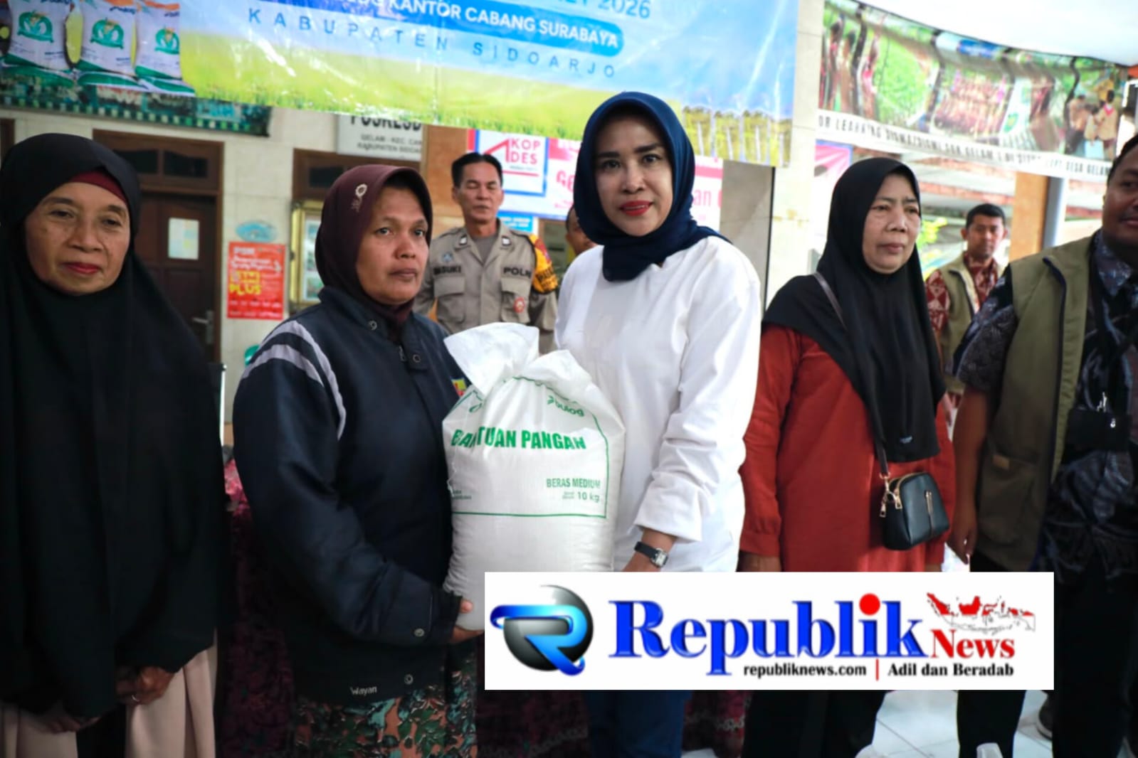 Foto : Wabup Mimik menyalurkan bantuan pangan bapanas untuk 594 keluarga di Candi.