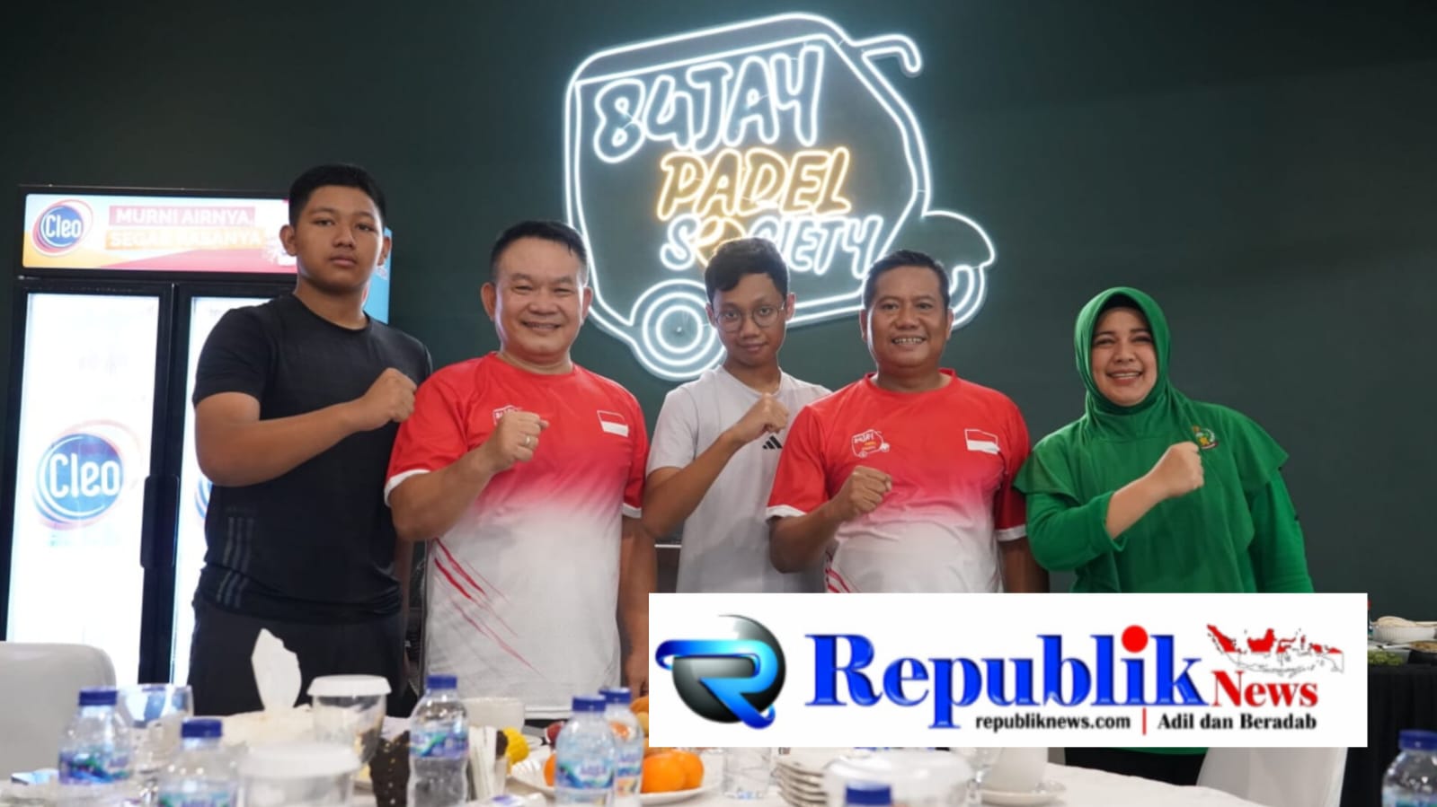 Foto : Danrem 084/BJ Brigjen TNI Kohir mendampingi Kepala Staf Kepresidenan main padel.