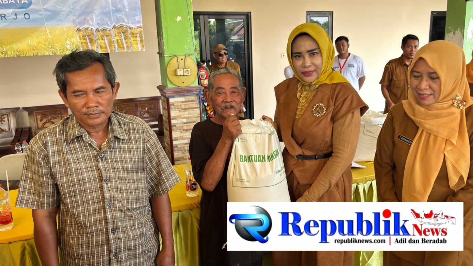 Foto : Wabup Sidoarjo menyalurkan bantuan pangan ke 1.600 KPM di Wonoayu.