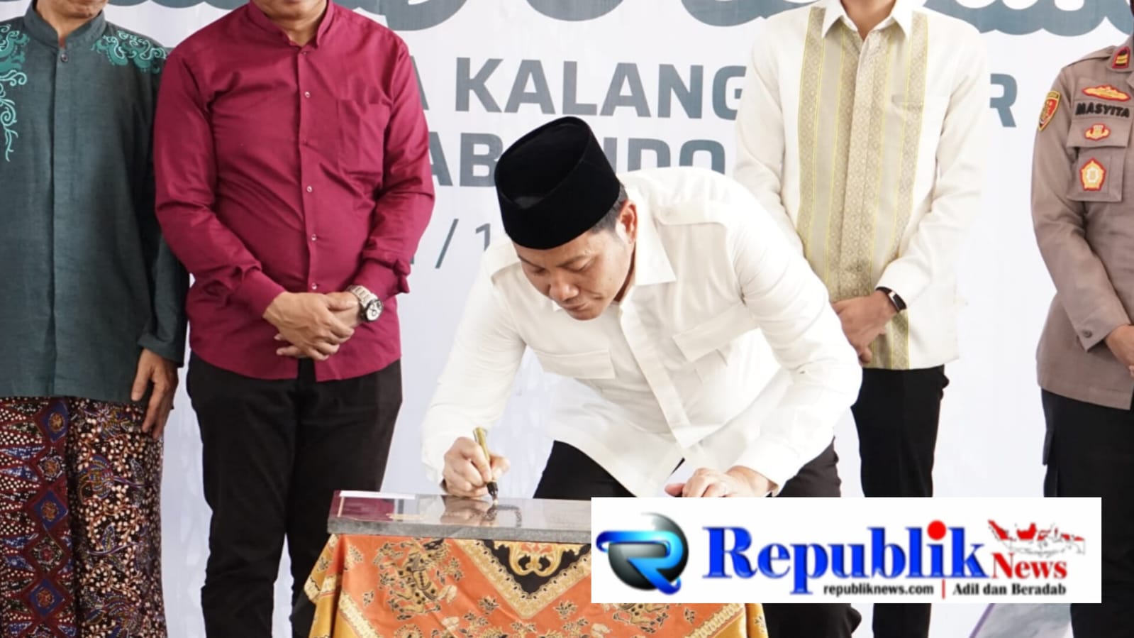 Foto: Bupati Sidoarjo meresmikan menara Masjid At-Taqwa di Kalanganyar.