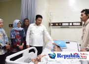 Foto : Bupati Sidoarjo,H.Subandi takziah bocah tujuh tahun yang menjadi korban luka bakar .