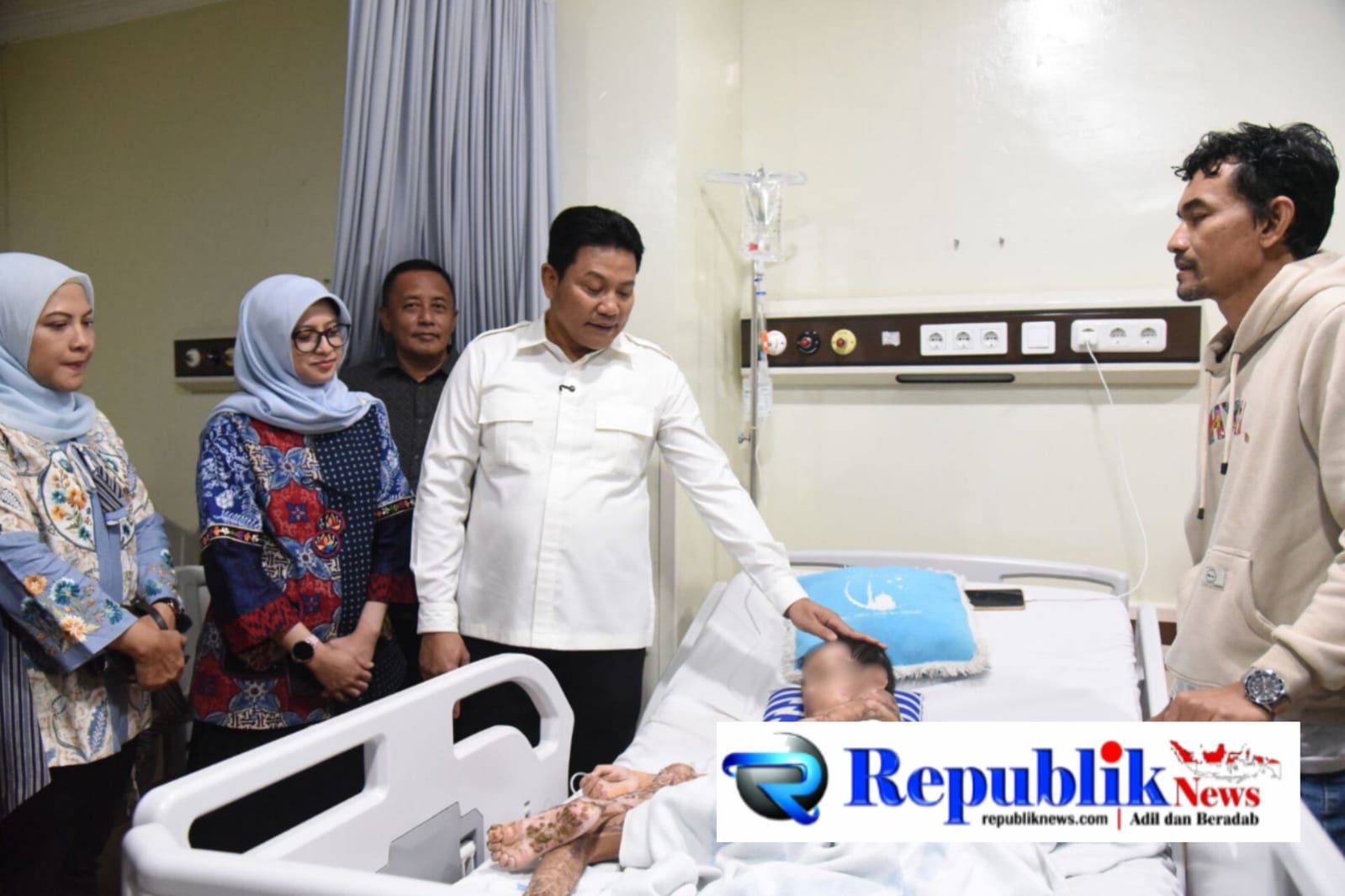 Foto : Bupati Sidoarjo,H.Subandi takziah bocah tujuh tahun yang menjadi korban luka bakar .