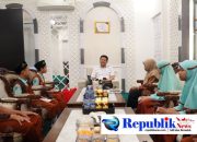 Foto : Bupati Sidoarjo,H.Subandi menerima tamu tujuh siswa alumni MI NU KH Mukmin Sidoarjo.
