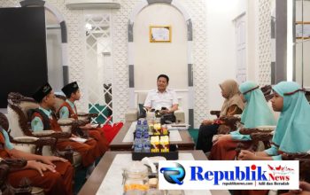 Bawa Buku “Suara dari Masa Depan”, Siswa Alumni MI NU KH Mukmin Sampaikan Harapan untuk Sidoarjo kepada Bupati Subandi