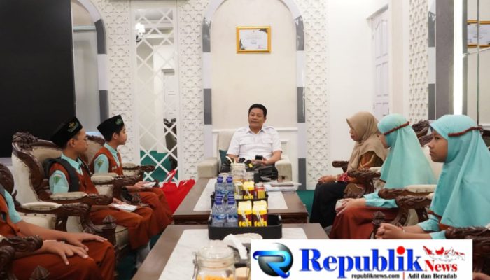 Bawa Buku “Suara dari Masa Depan”, Siswa Alumni MI NU KH Mukmin Sampaikan Harapan untuk Sidoarjo kepada Bupati Subandi