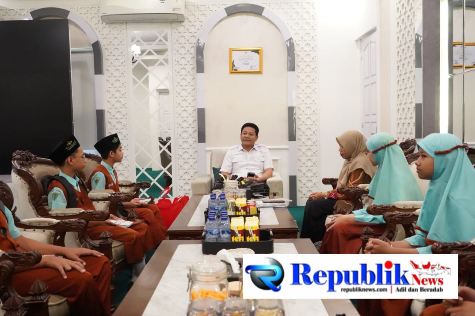 Foto : Bupati Sidoarjo,H.Subandi menerima tamu tujuh siswa alumni MI NU KH Mukmin Sidoarjo.