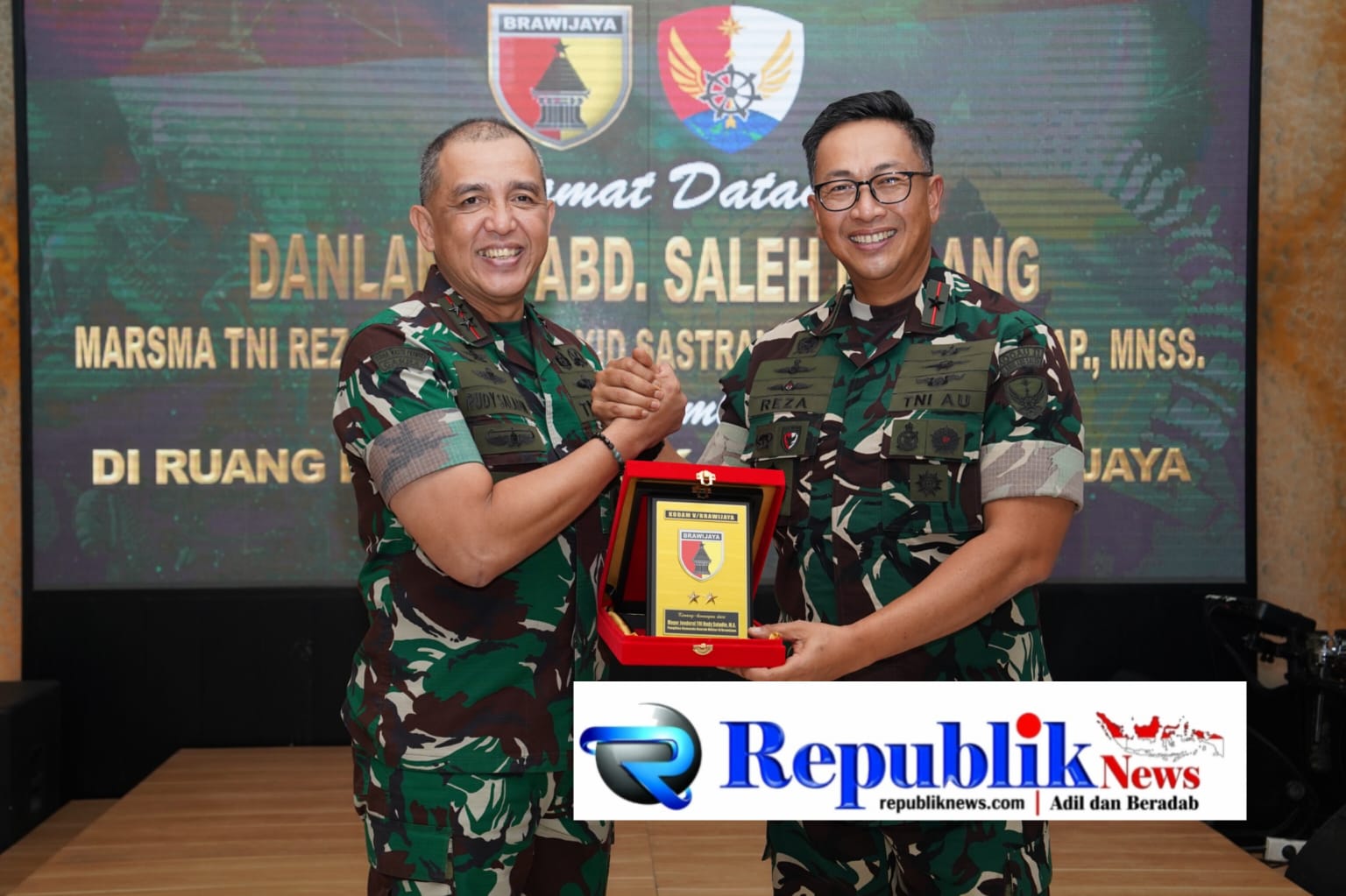 Foto : Pangdam V/ Brawijaya Mayjen TNI Rudi Saladin,M.A.,menerima courtesy call dari Danlanudal Abdul Rahman Saleh Malang,Marsma TNI Reza Sastranegara,S.Sos,M.AP,MNS di ruang Hayam Wuruk Kodam V/Brawijaya.