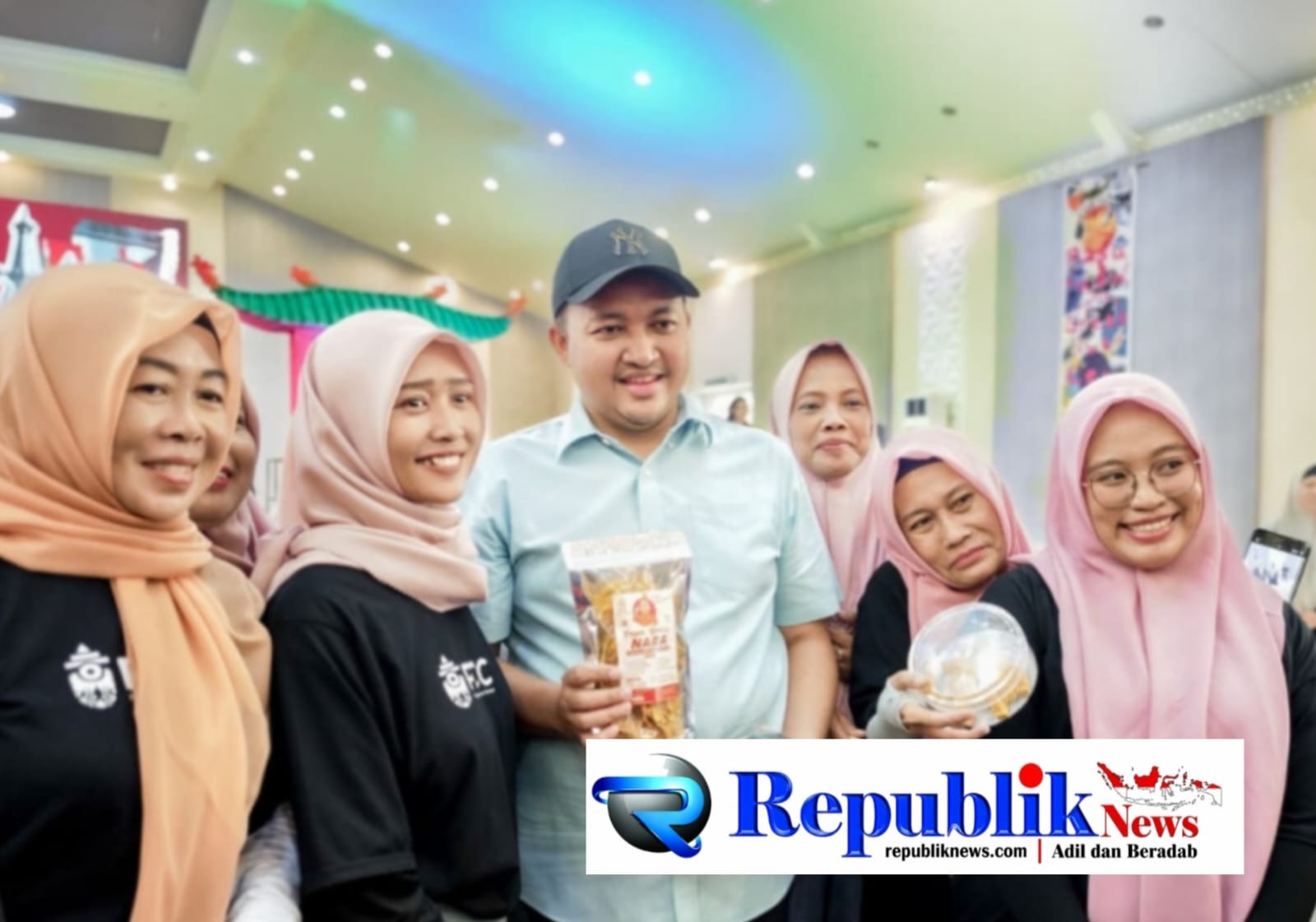 Foto : Bupati Pasuruan,Rusdi Sutejo dengan pelaku UMKM .