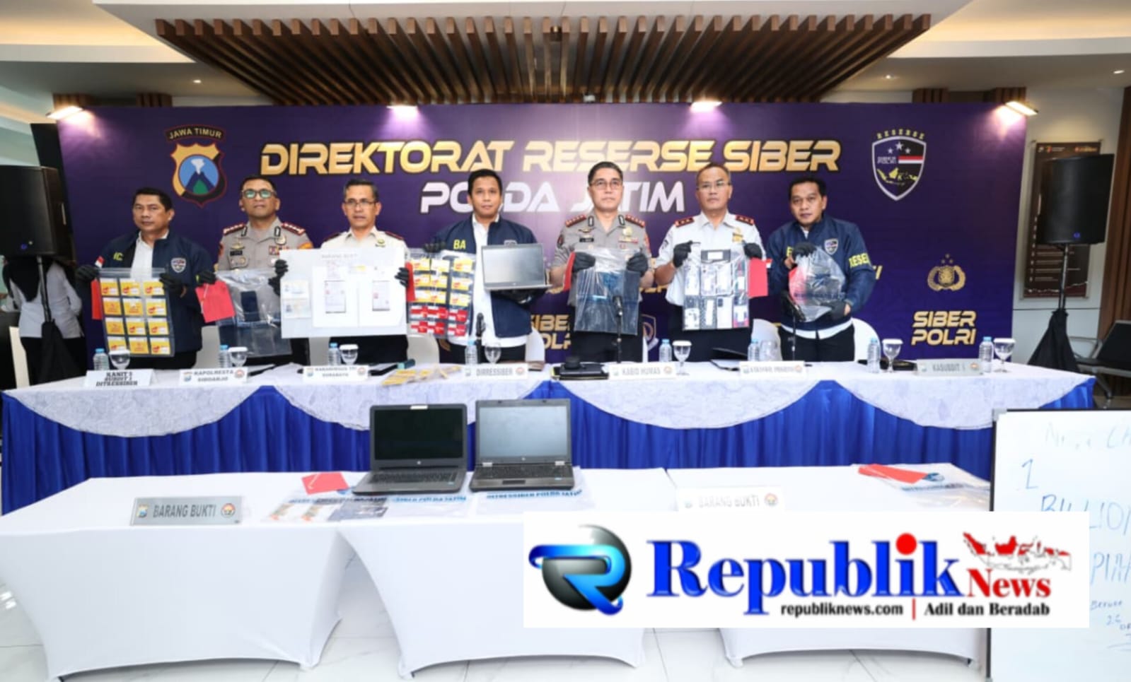 Foto : Polda Jatim membongkar Sindikat Love Scamming Internasional,3 tersangka diamankan.
