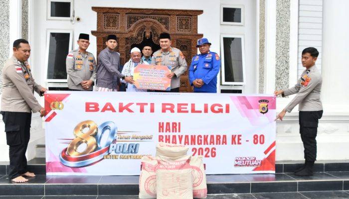 Bakti Religi HUT Bhayangkara Ke-80, Polres Aceh Timur Serahkan 100 Sak Semen untuk Dayah Abu Paya Pasi