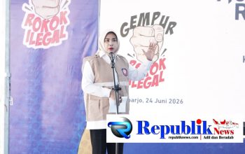 Foto : Wabup Sidoarjo,Hj.Mimik hadir musnahkan 9 juta lebih rokok ilegal.