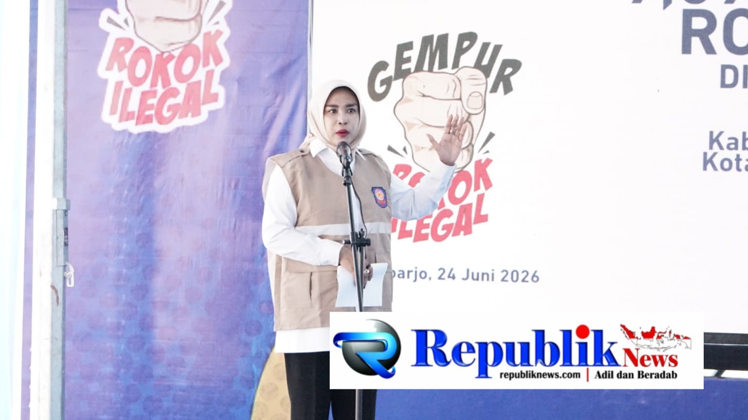 Foto : Wabup Sidoarjo,Hj.Mimik hadir musnahkan 9 juta lebih rokok ilegal.